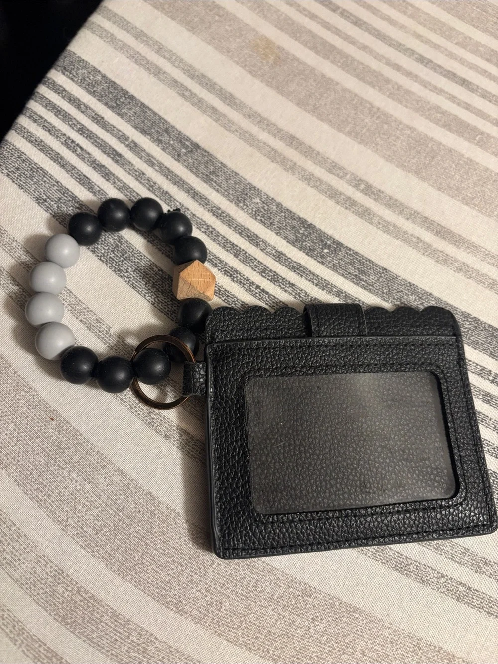 Source Unknown Black Card Holder with Beaded Wristlet and Gold Accent has flaw